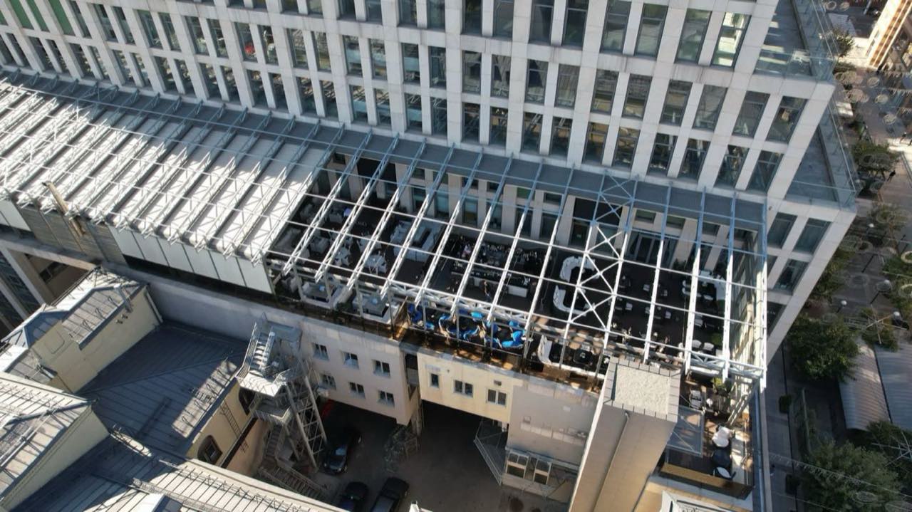 Terrasoverkapping op het binnenterrein van een kantoorgebouw, luchtfoto