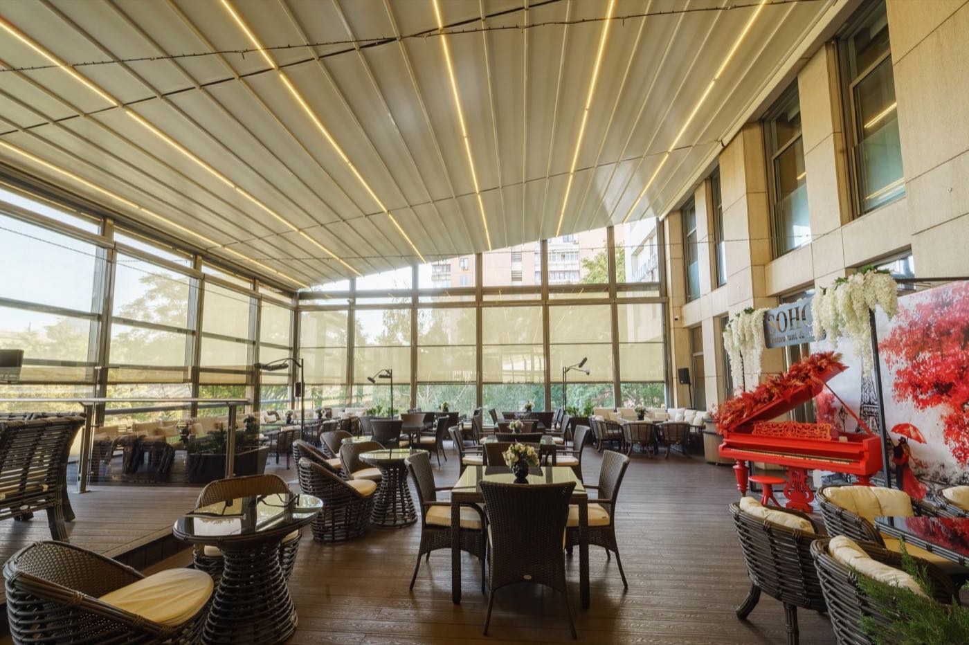 Restaurantterras onder een doorlopende pergola met LED-verlichting