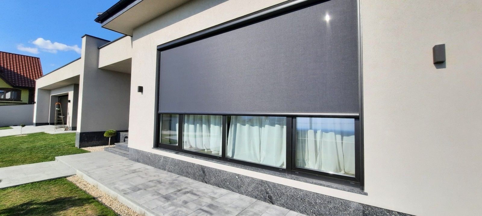 Elektrische ZIP-screen op maat op de gevel van een moderne villa