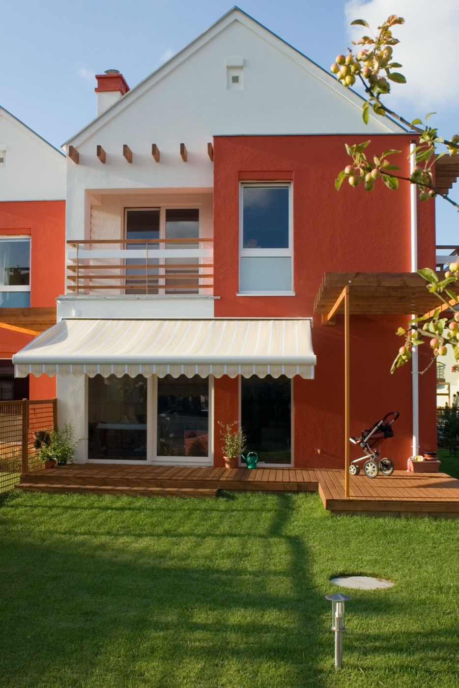 Elegant uitvalscherm met acryldoek boven een terras