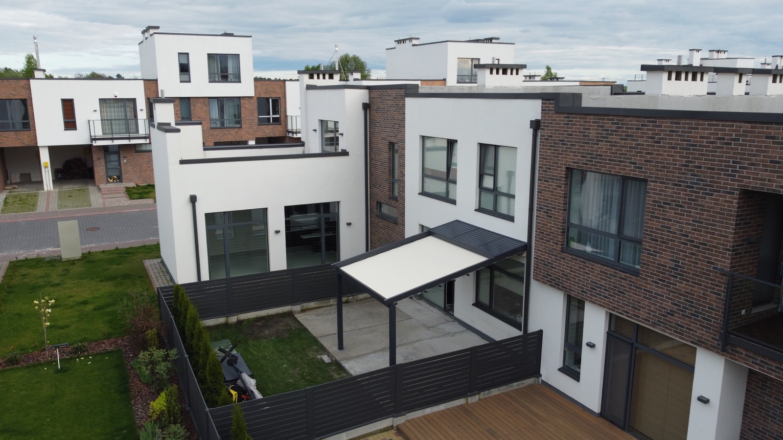 Moderne villa met terrasoverkapping, luchtfoto