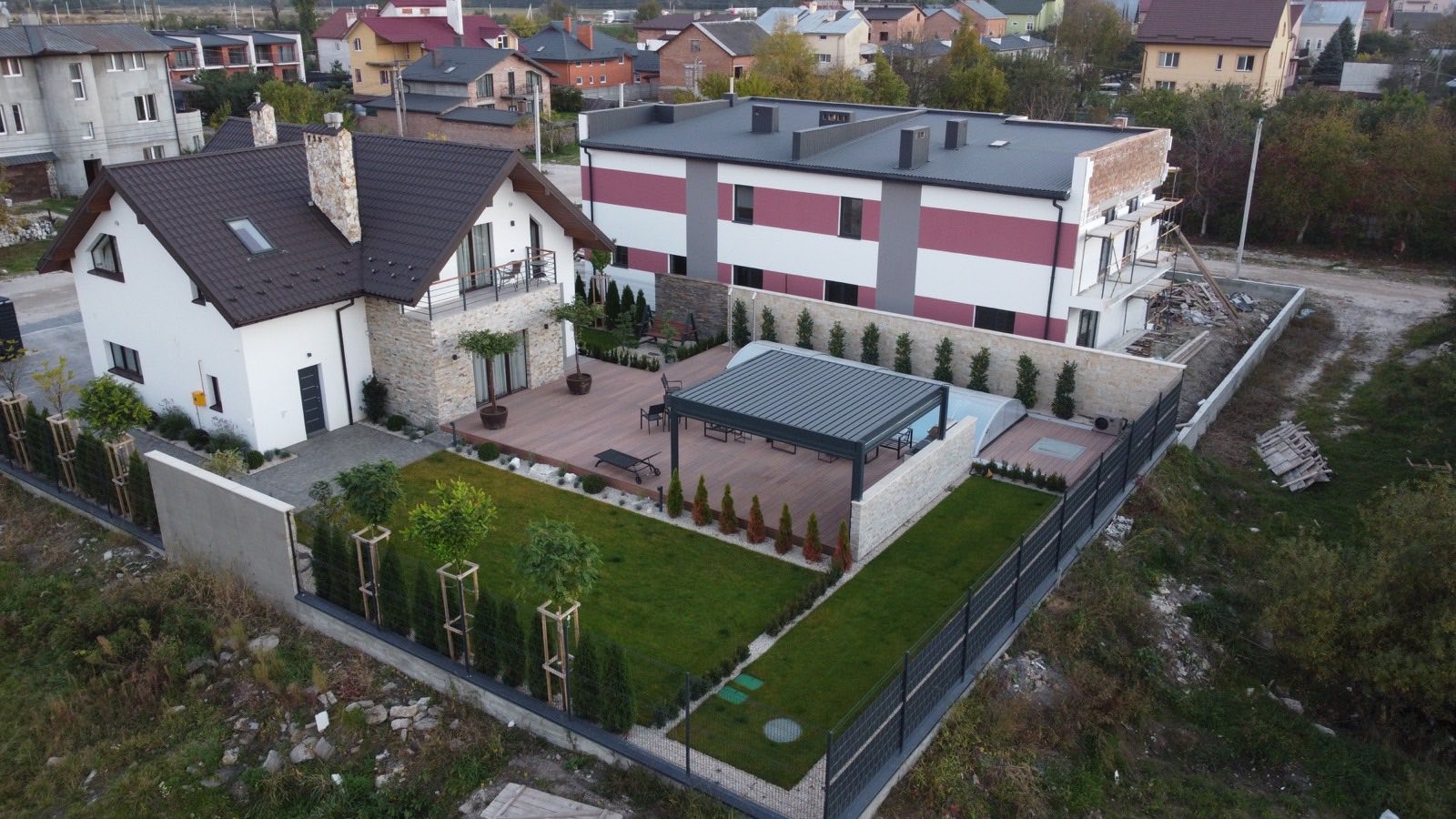Vrijstaande bioklimatische pergola in een landschapstuin, luchtfoto