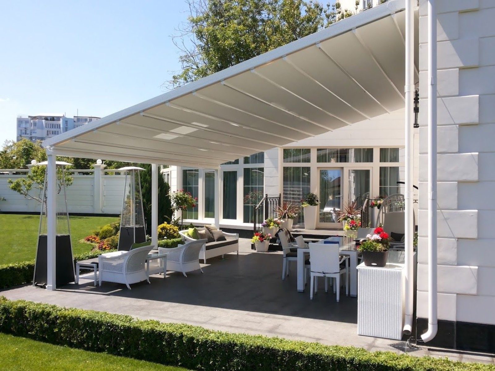 Witte doekpergola bij een klassieke villa