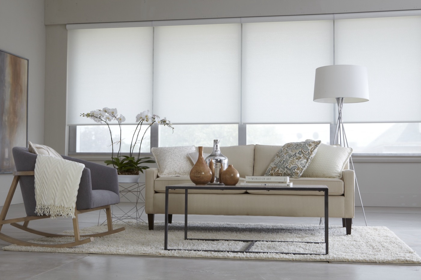 Witte rolgordijnen in een licht interieur